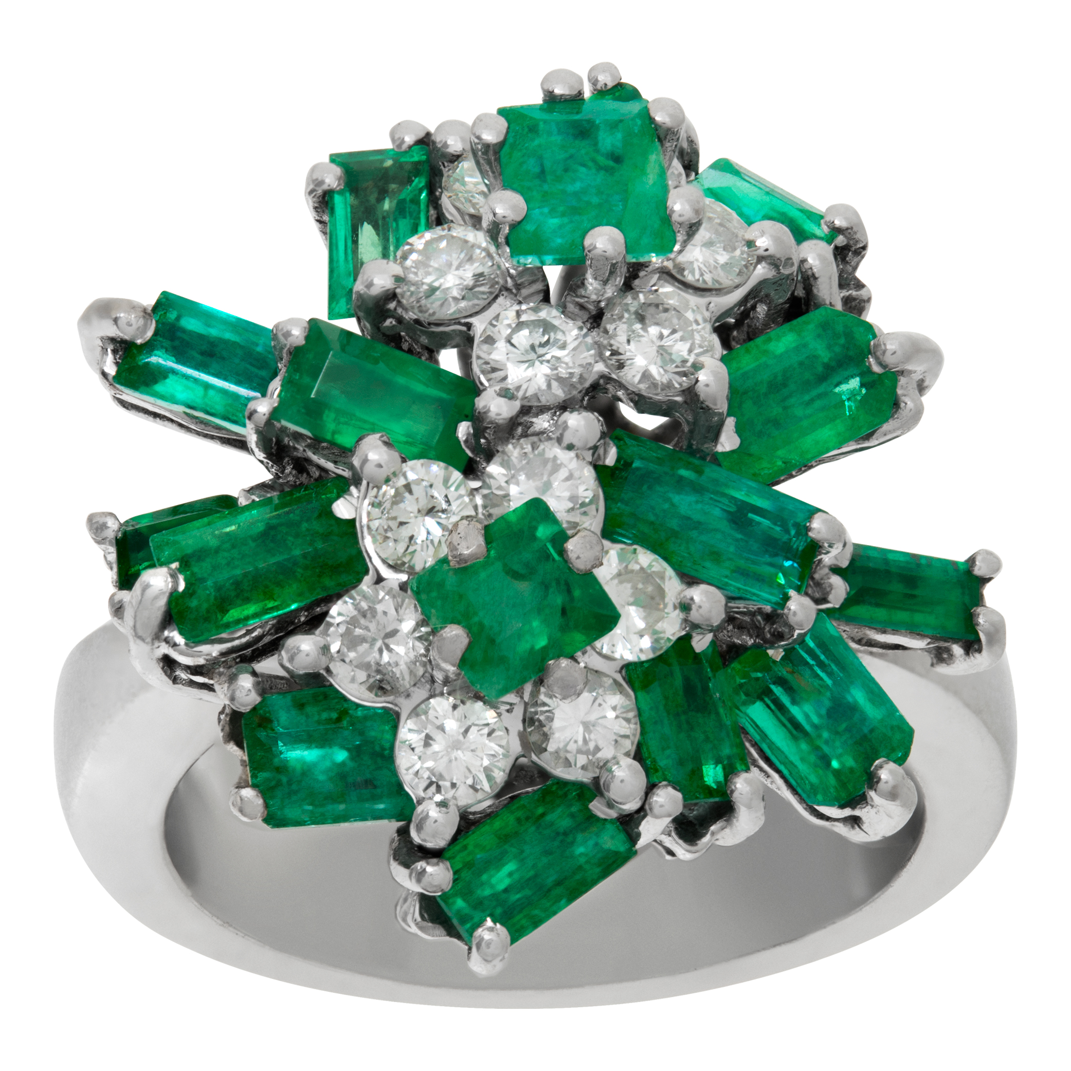 Emerald and diamonds coktail Ballerina ring in 18K white gold. Emerald approx total weight 2.00 carats.