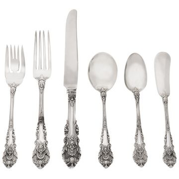 SIR CHRISTOPHER sterling silver flatware set patented in 1936 by Wallace silversmiths. TOTAL: 138 PIECES  6 Place setting for 20 with extra tea spoons and 3 serving pieces.