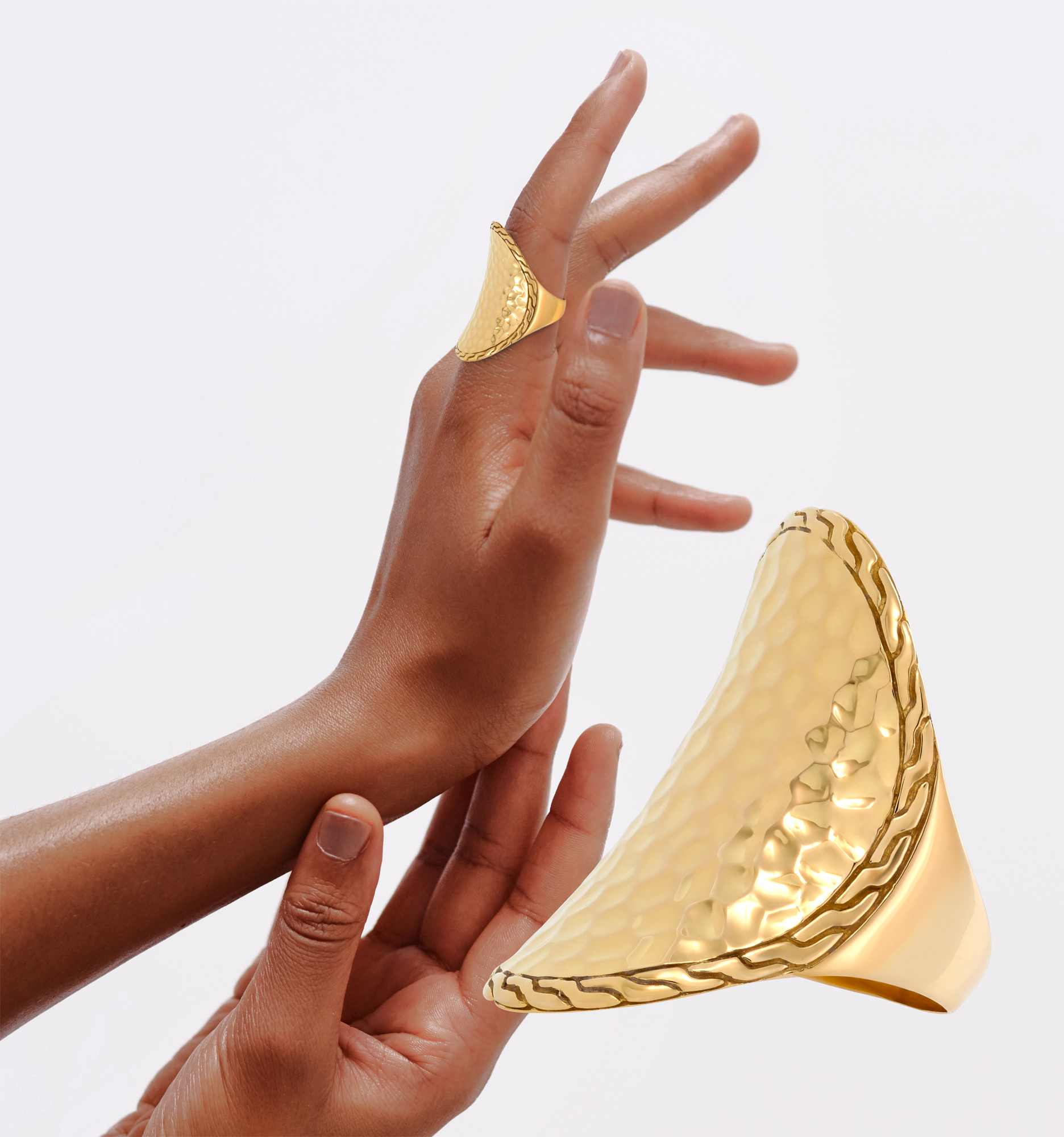 John Hardy Palu Collection Oval Saddle Ring in 18k yellow gold