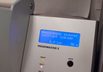 Pressure-test instrument displaying a leakage warning