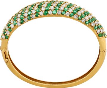 Diamond and emerald bangle in 18k yellow gold.