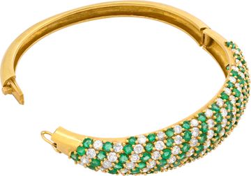 Diamond and emerald bangle in 18k yellow gold.