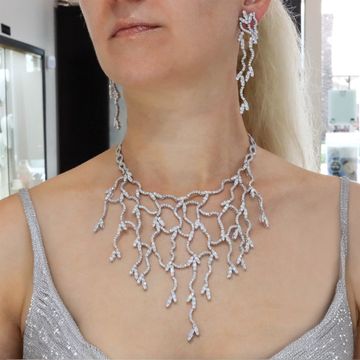 Diamond necklace in 18k white gold with 35.91 carats in diamonds