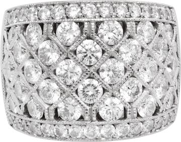 Diamond Ring in 18k white gold featuring a wide dome design