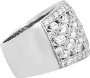 Diamond Ring in 18k white gold featuring a wide dome design