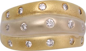 Diamond ring in 18k yellow gold with a row of 18k white gold