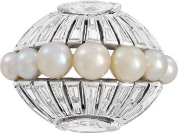 Oval diamond and pearl ring set in platinum