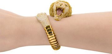 Roberto Coin Lion bangle with 6.50 carats in diamonds and 0.65 carats in pink sapphires