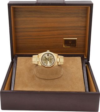Rolex Day-Date in 18k yellow gold line diamond dial