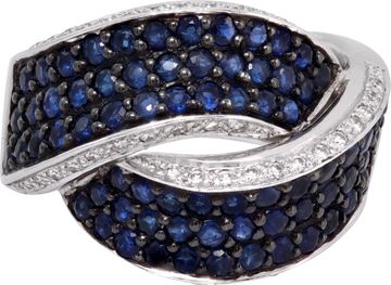 Sapphrie and diamond ring in 18k white gold